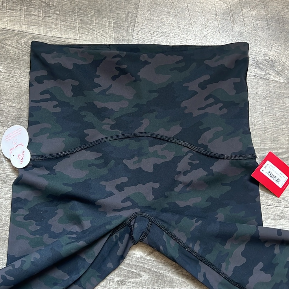 #235. NWT. SPANX Booty Boost 7/8 Printed Camo Leggings - Picture 8 of 13
